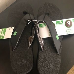 Brand new Sanuk size 9 flip flops